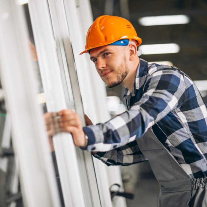Installateur professionnel posant une fenêtre avec précision dans un atelier pose de fenêtres par un expert certifié Reno-Max
