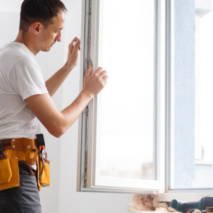 Artisan installant une nouvelle fenêtre PVC pour améliorer l’isolation et la sécurité d’une maison